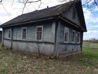 Недвижимое имущество, расположенное по адресу: Новгородская область, Мошенской район, д. Петрово, д. 80